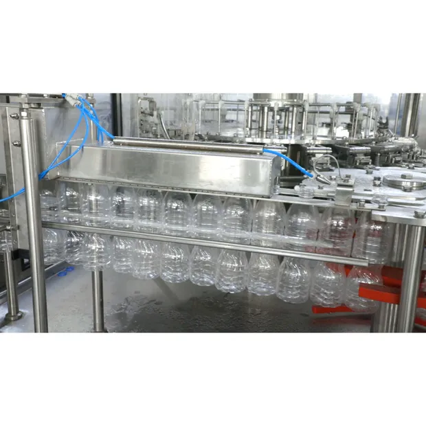 Machine de remplissage et de remplissage d'eau potable monobloc 3 en 1 pour bouteilles en PET